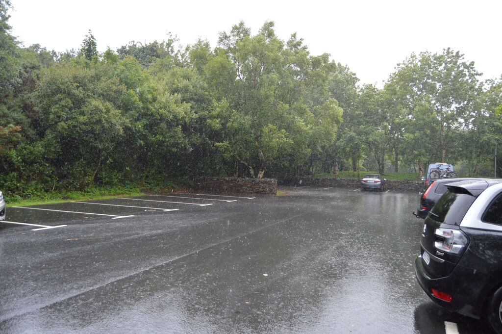Parking du centre de visiteurs du parc national du Connemara sous la pluie.