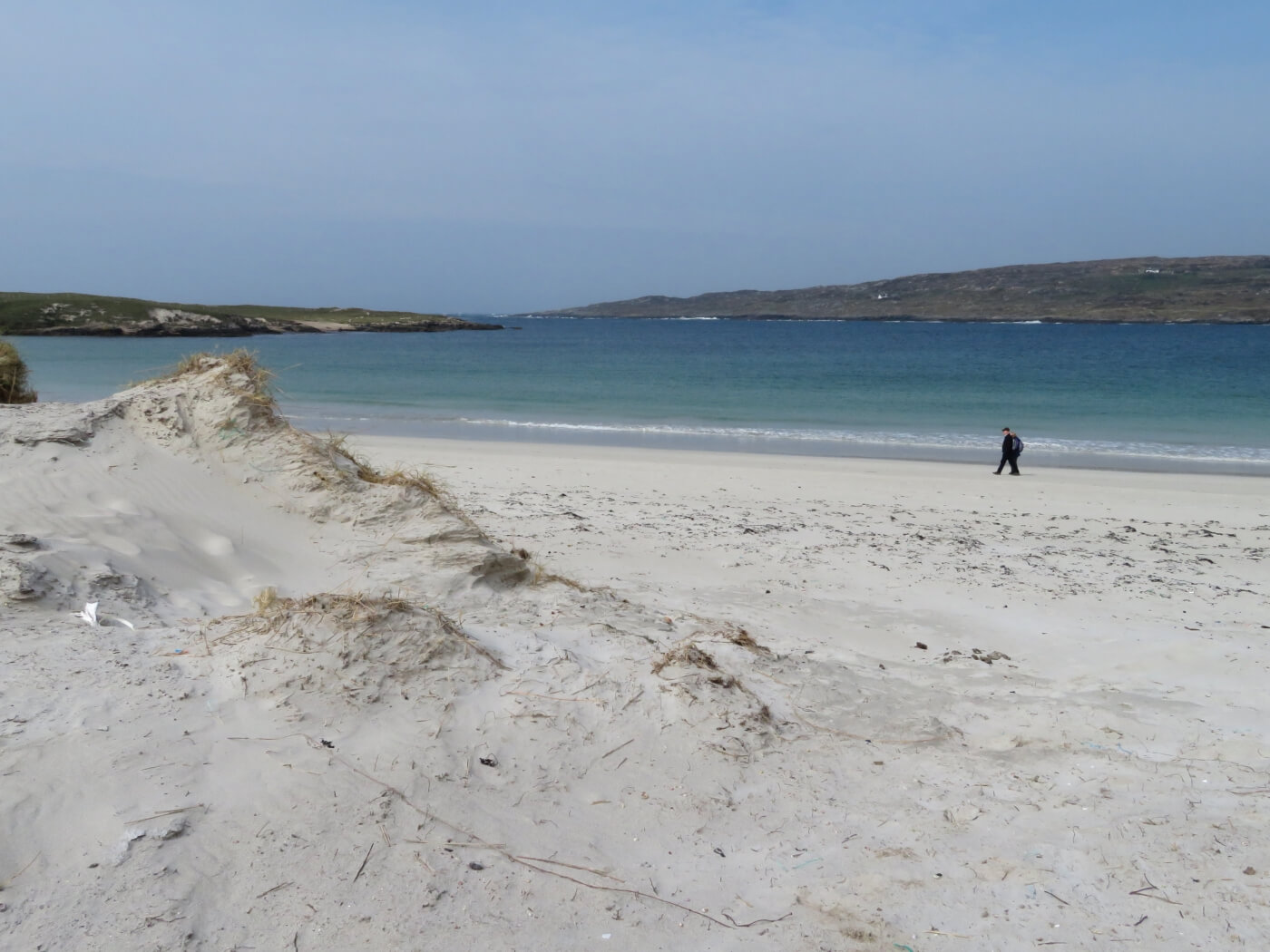 La plage de Dogs Bay, bordée de dunes, dans le Connemara.